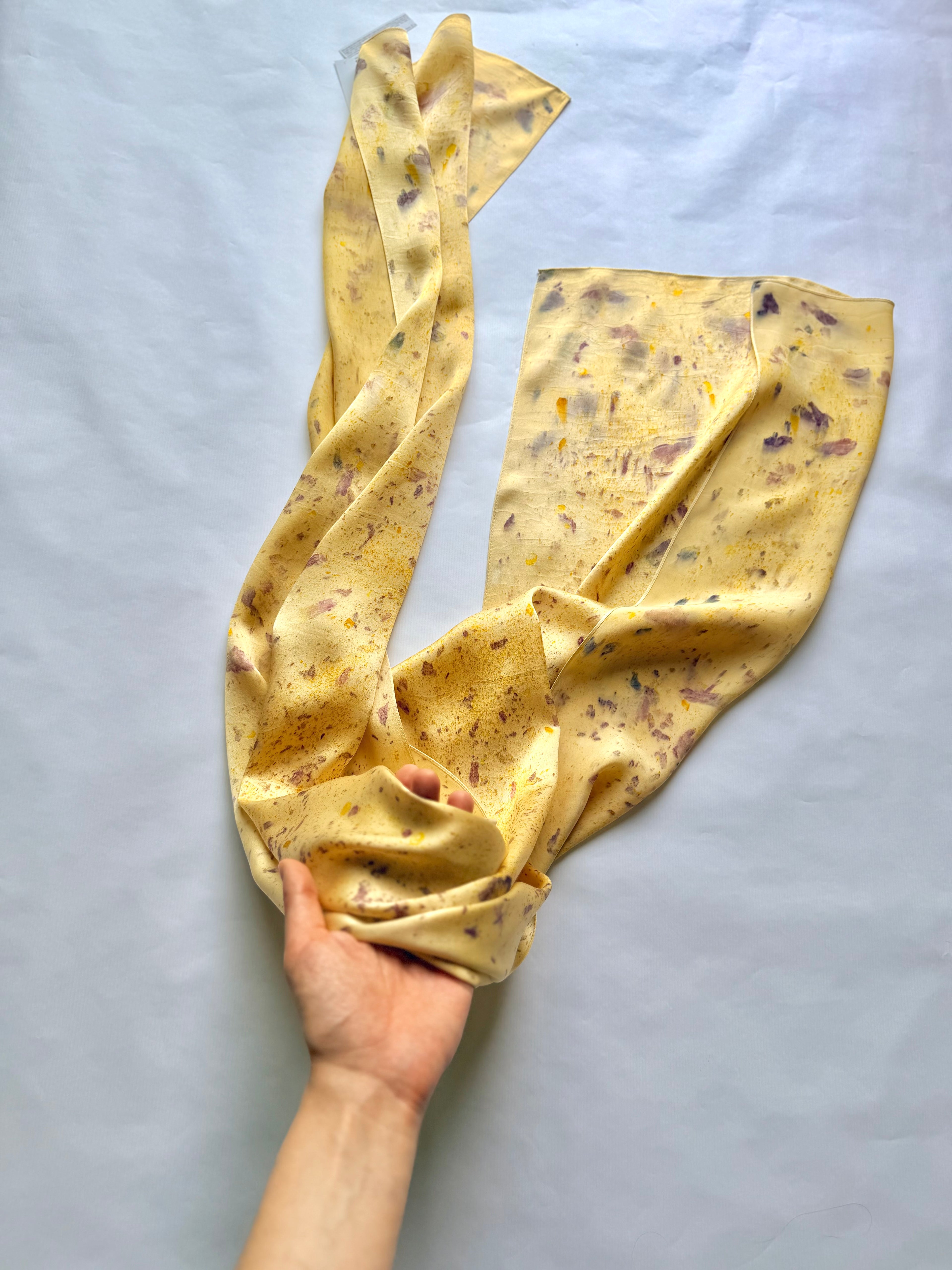 risa #4 _ pañuelo de seda con estampación botánica / 180x44 cm.