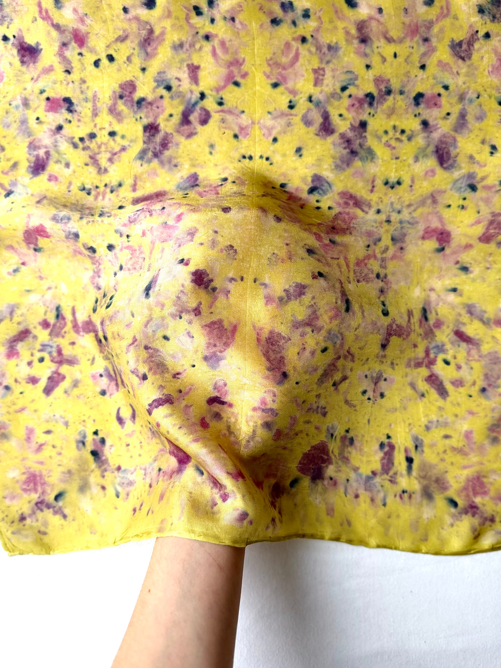 jolgorio #1 _ pañuelo de seda con estampación botánica / 45x45 cm.