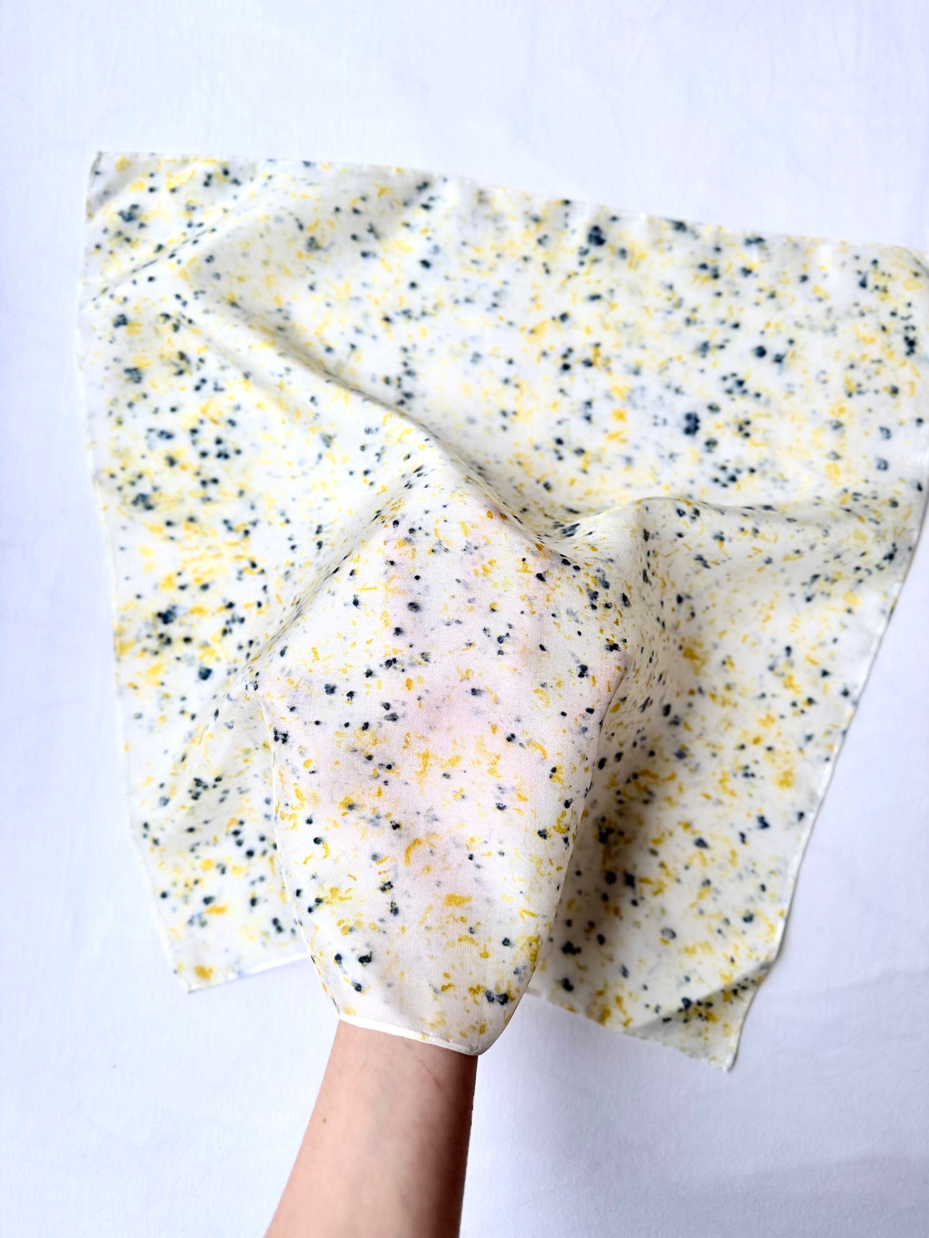 fiesta #4 _ pañuelo de seda con estampación botánica / 45x45 cm.