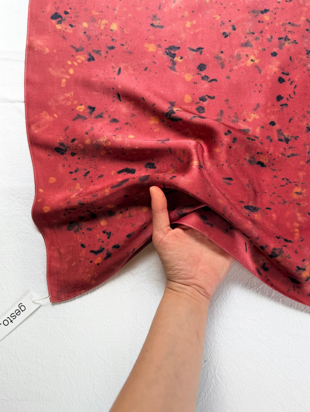 tinto #1 _ pañuelo de seda con estampación botánica / 53x53 cm.