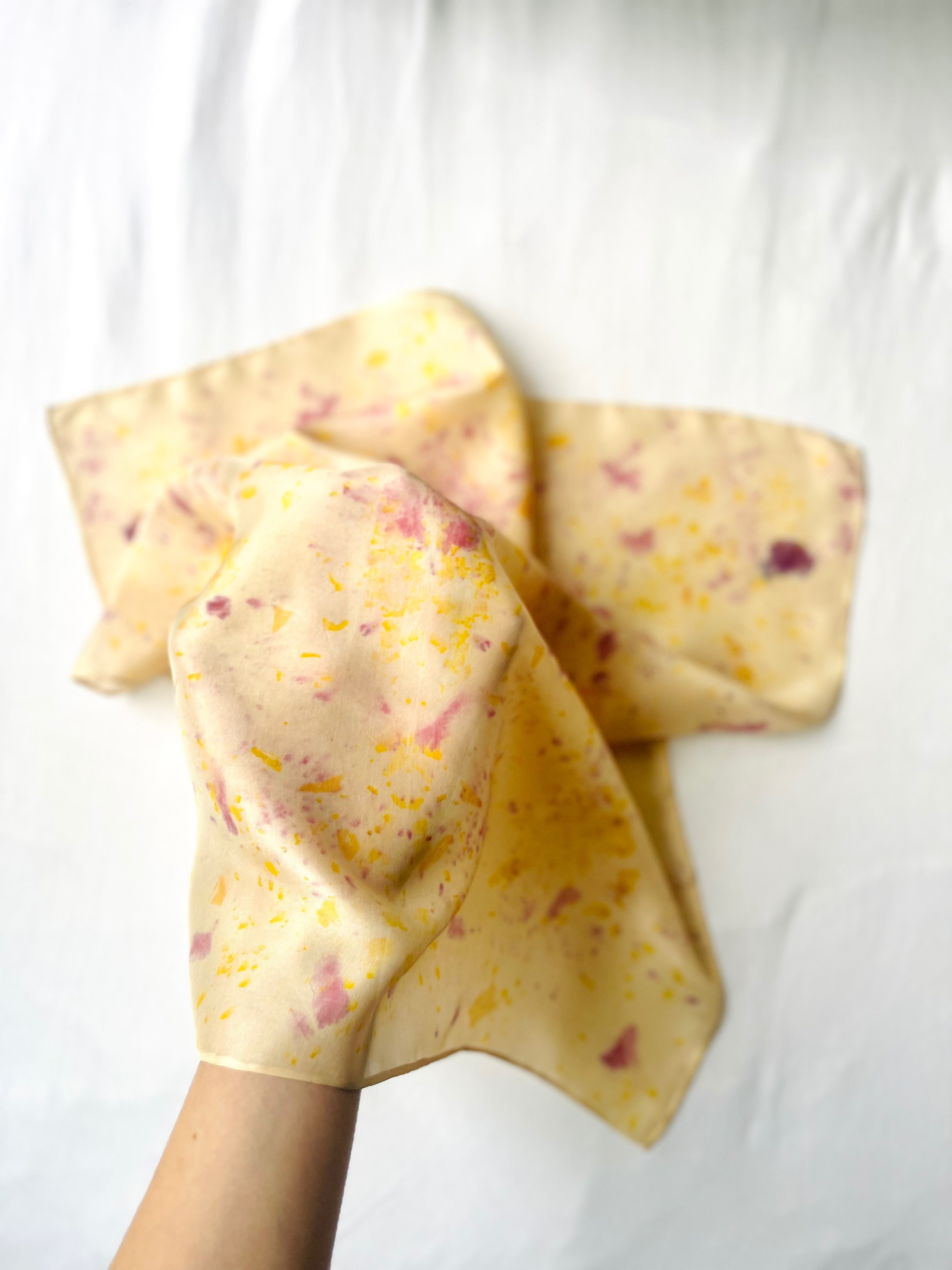 risa #2 _ pañuelo de seda con estampación botánica / 55x55 cm.