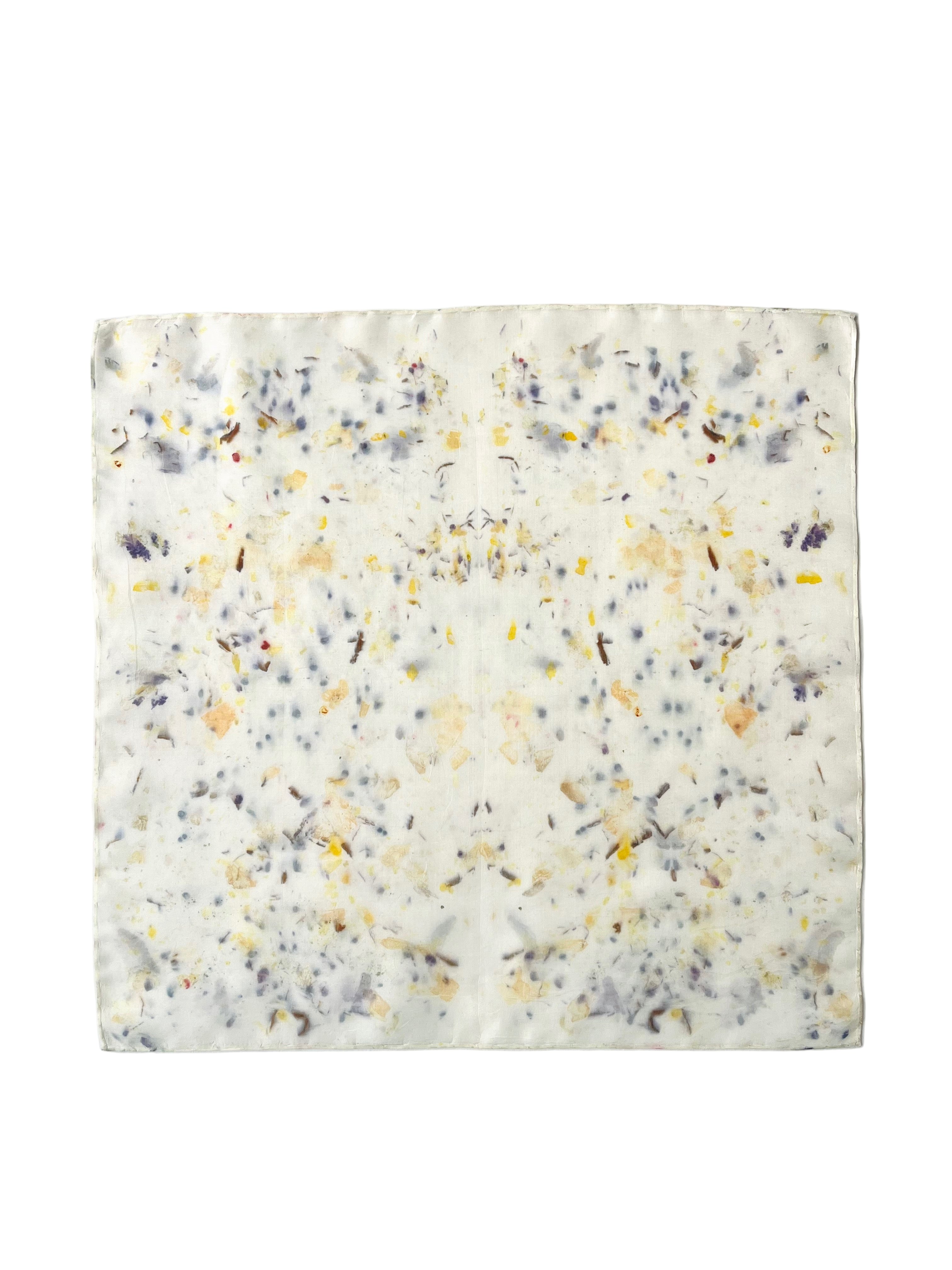 aleteo _ pañuelo de seda con estampación botánica / 45x45 cm.