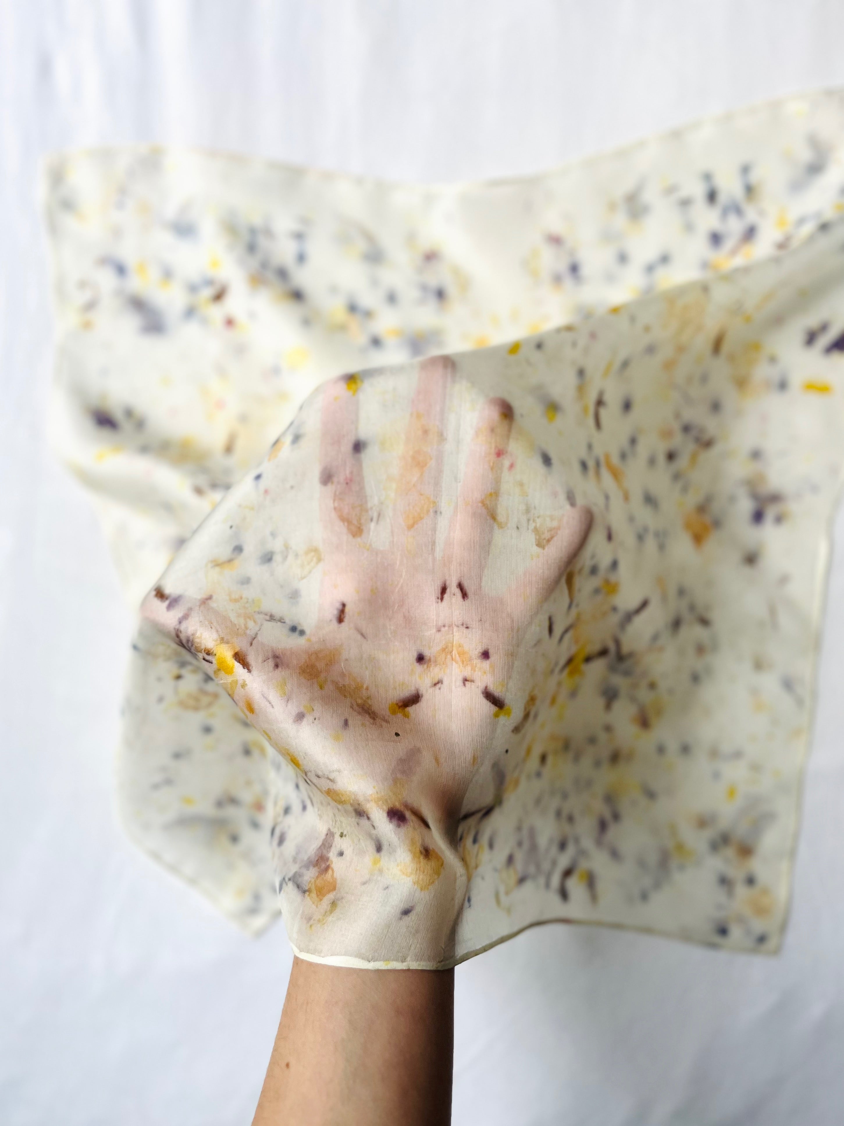 aleteo _ pañuelo de seda con estampación botánica / 45x45 cm.