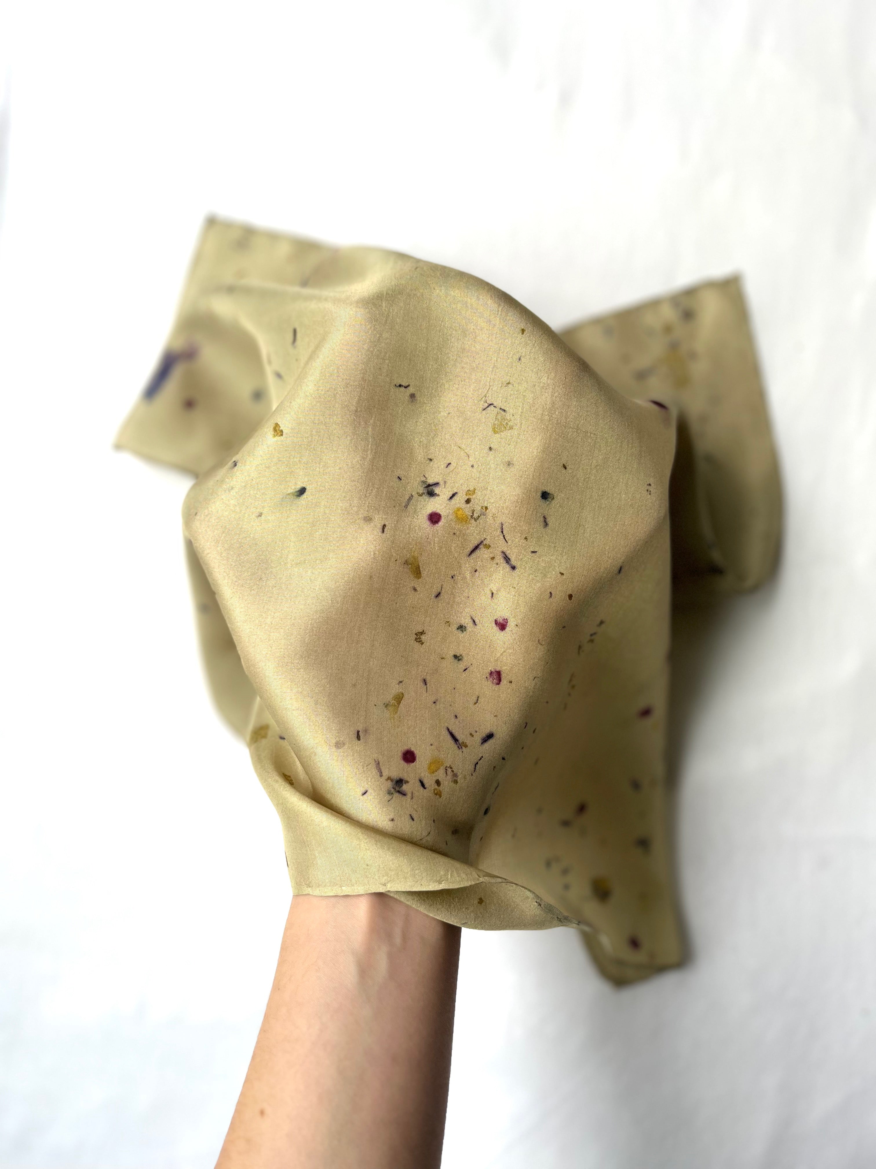 campo _ pañuelo de seda con estampación botánica / 45x45 cm.