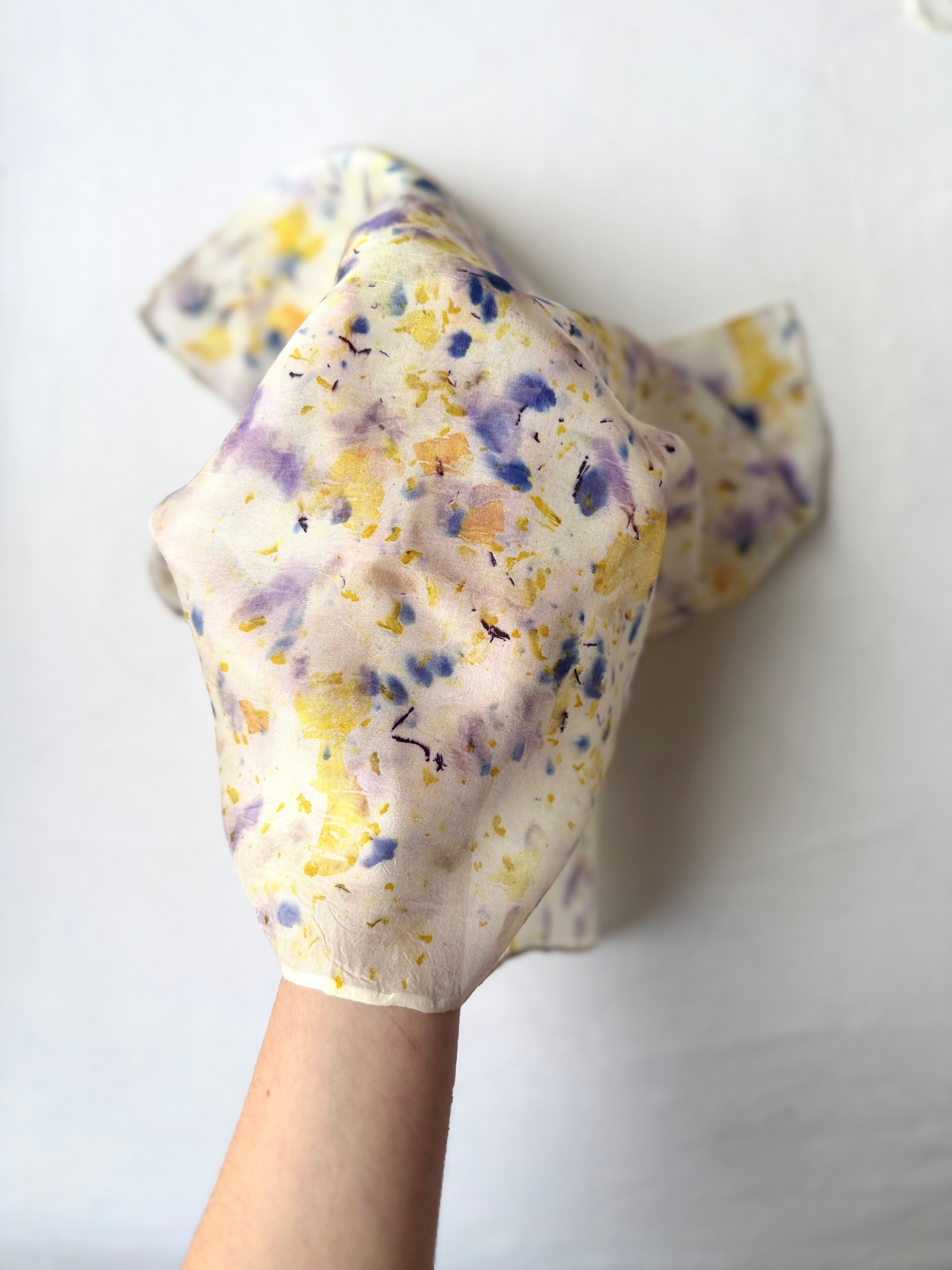 aleteo #2 _ pañuelo de seda con estampación botánica / 45x45 cm.