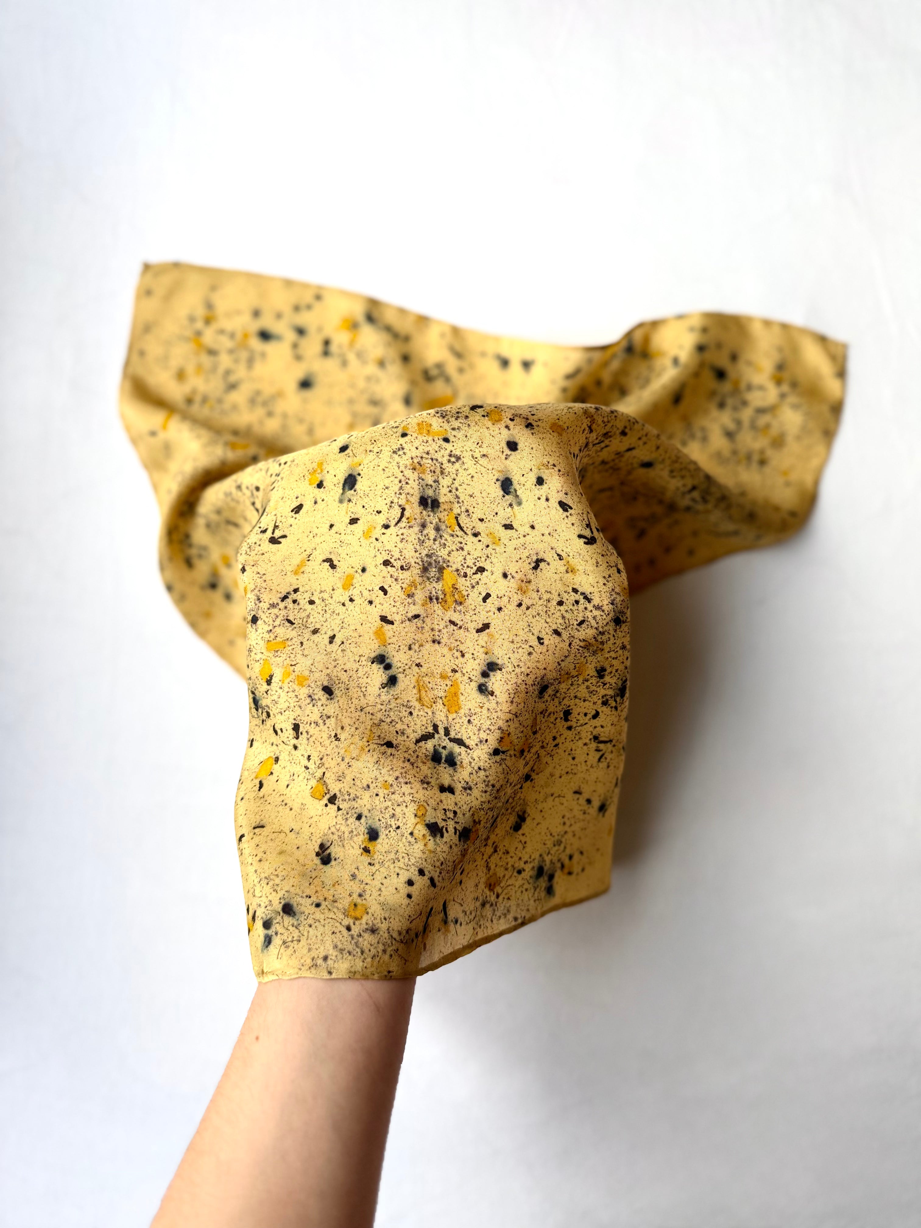 estío #1 _ pañuelo de seda con estampación botánica / 45x45 cm.