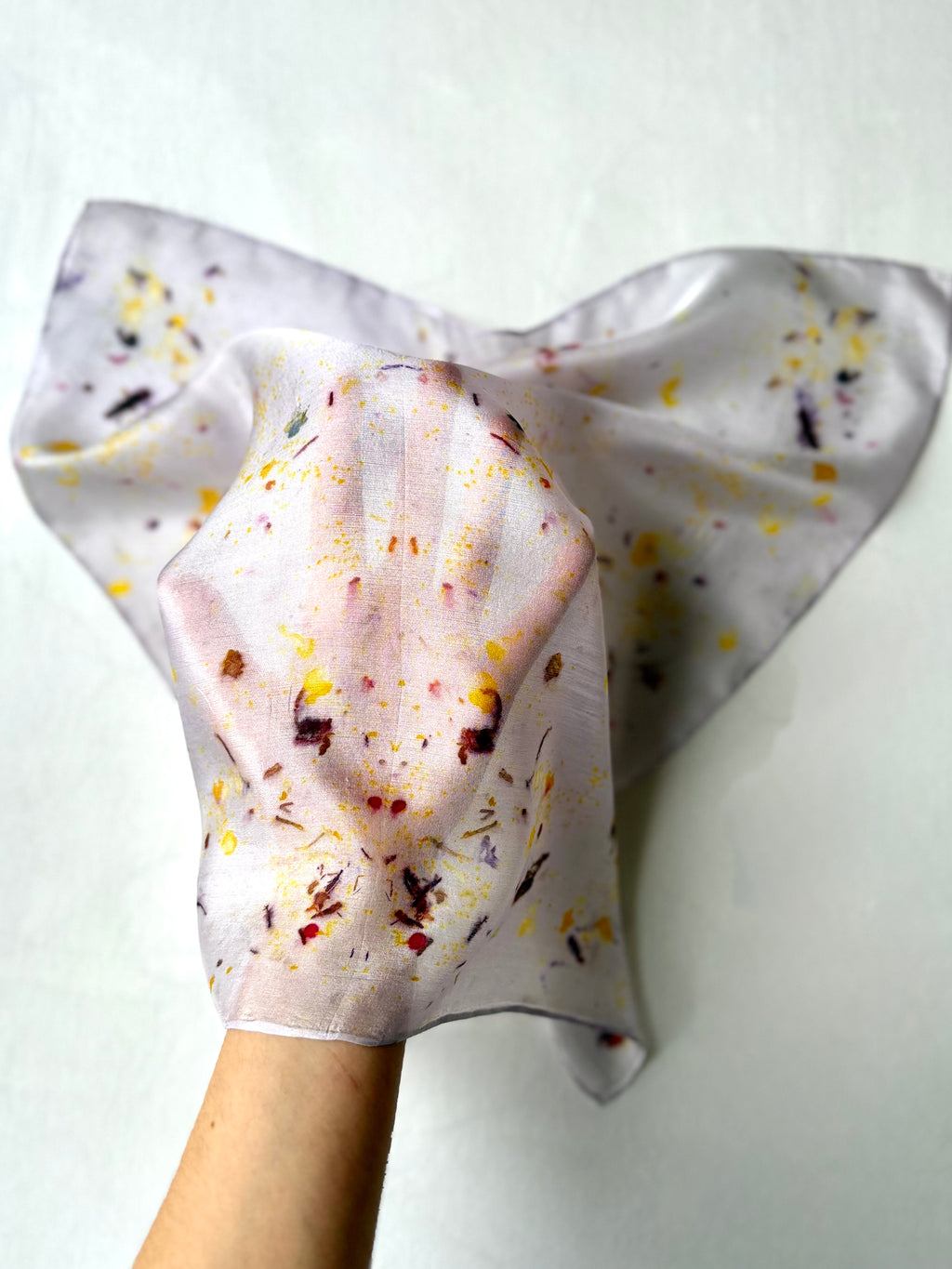 bostezo #1 _ pañuelo de seda con estampación botánica / 45x45 cm.