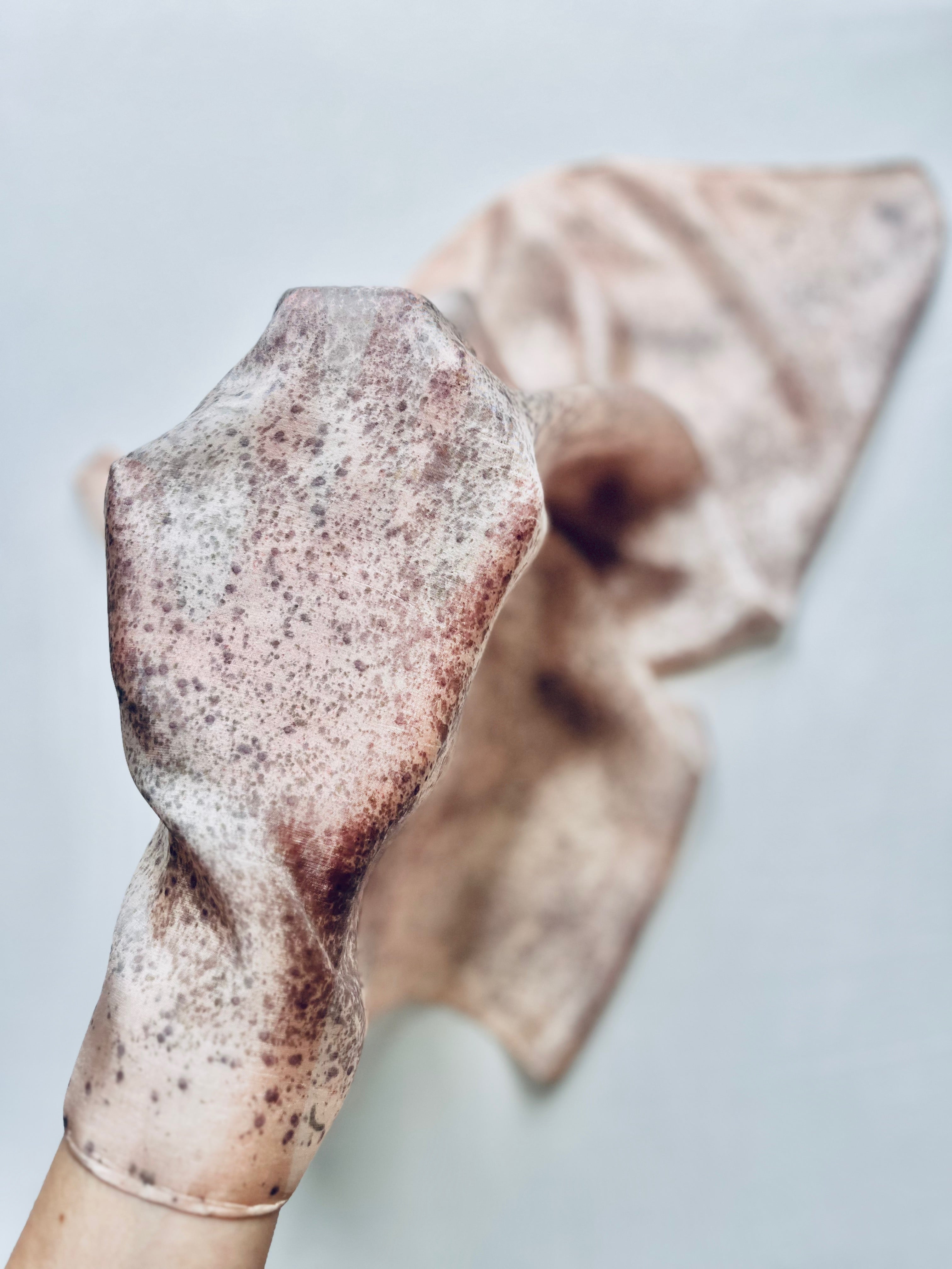 tintineo #1 _ pañuelo de seda con estampación botánica / 70x70 cm.