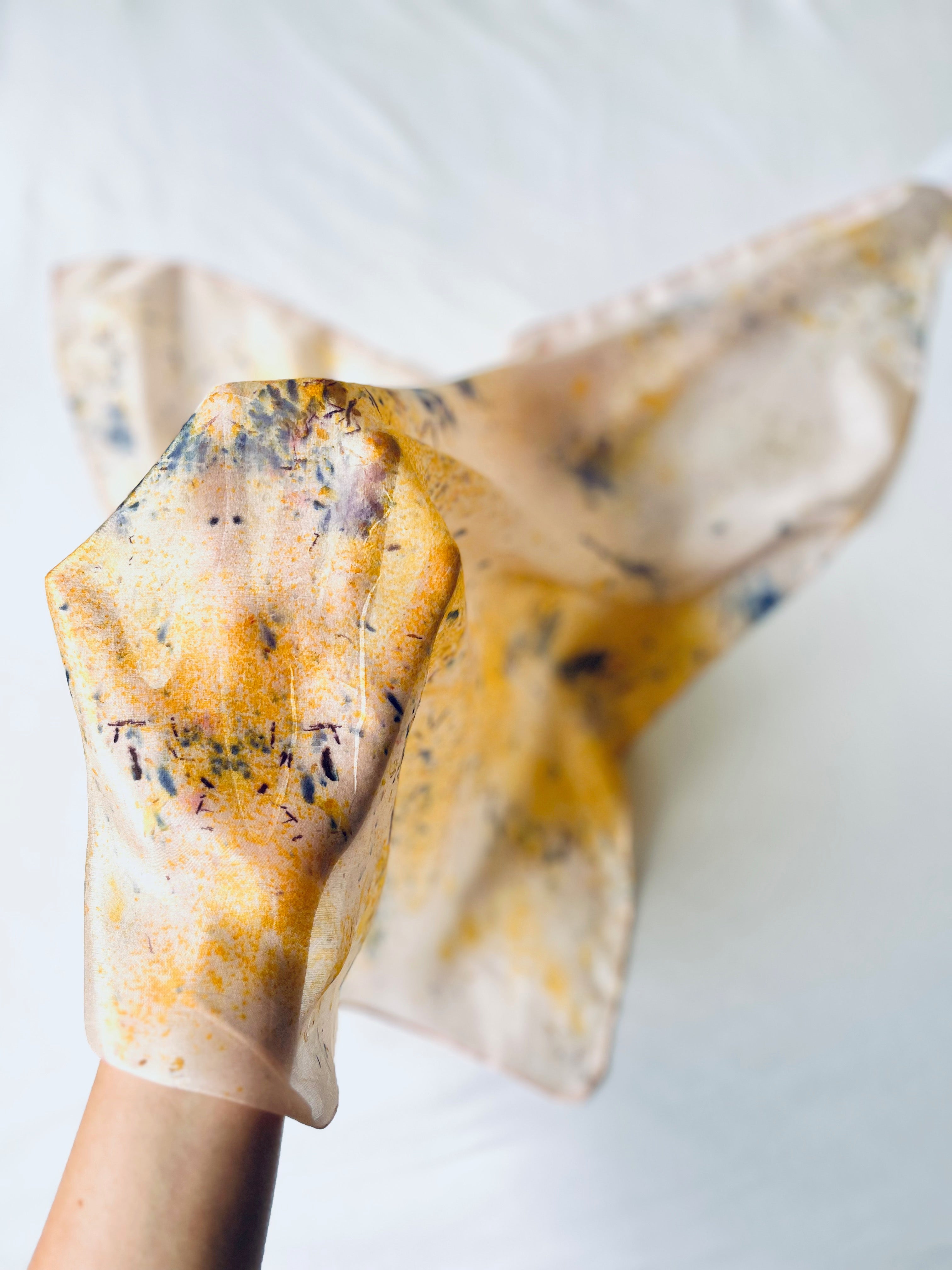 ritmo #1 _ pañuelo de seda con estampación botánica / 70x70 cm.