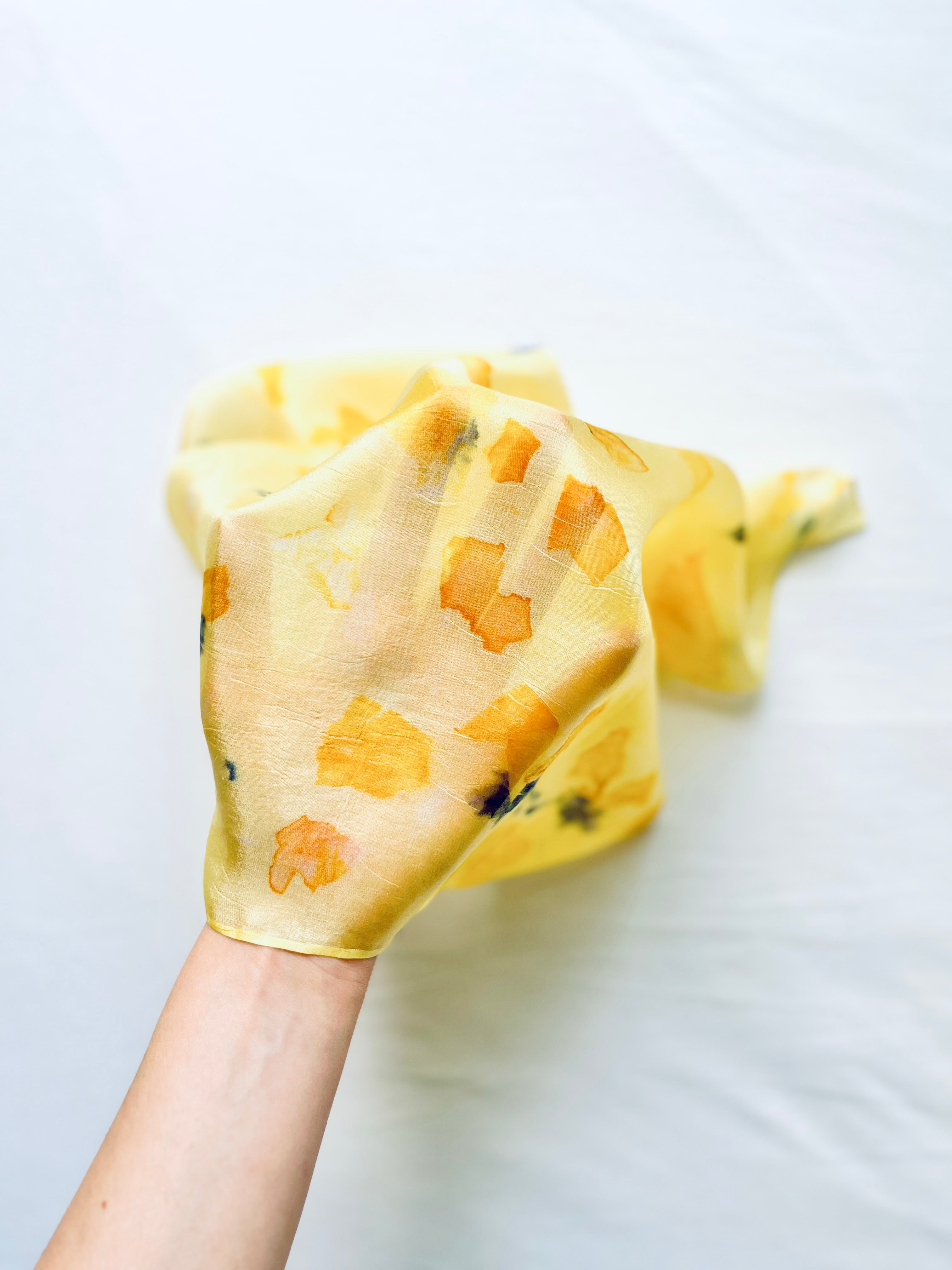 huella #1 _ pañuelo de seda con estampación botánica / 45x45 cm.