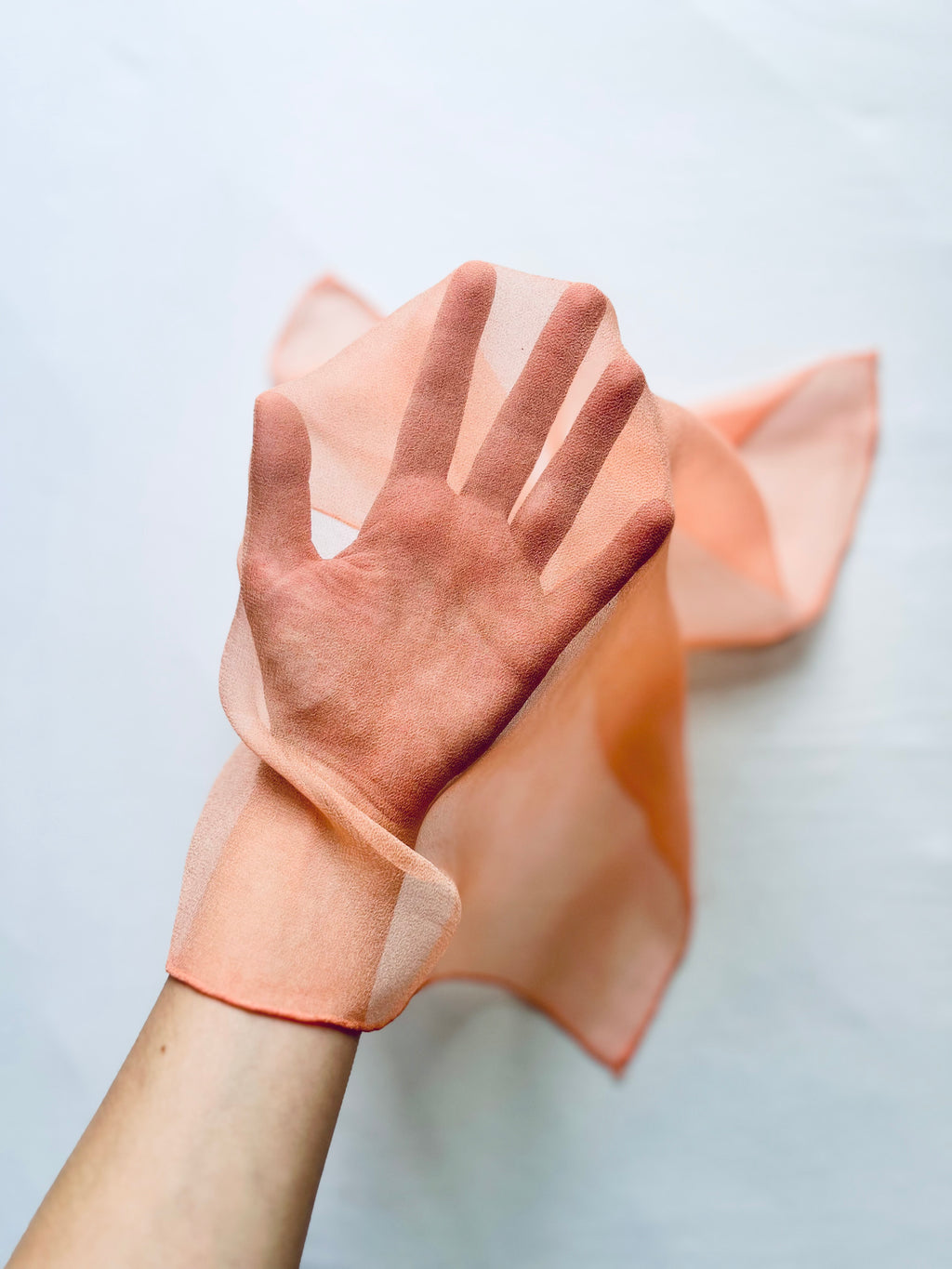 beso #1 _ pañuelo de seda con tinte natural / 50x50 cm.