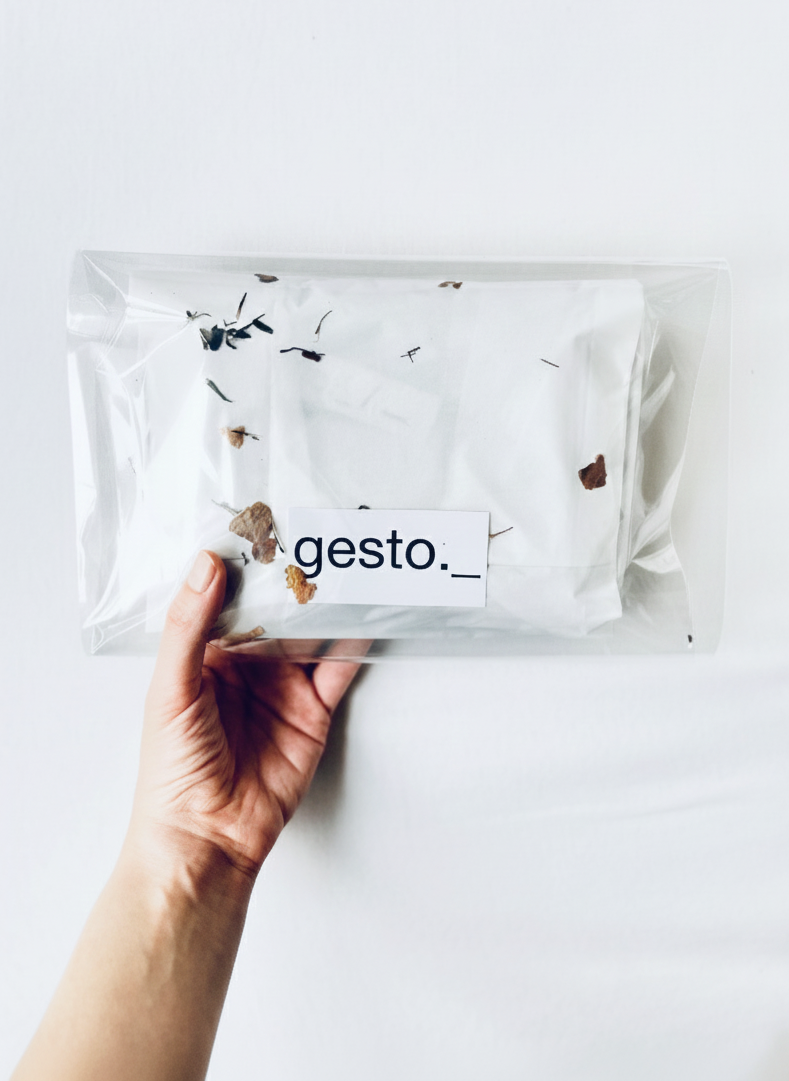 beso #1 _ pañuelo de seda con tinte natural / 50x50 cm.